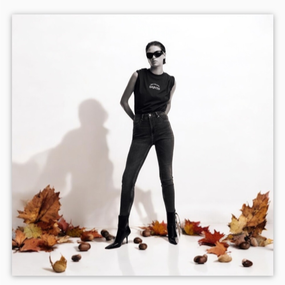 H&M High Rise Skinny Straight Jeans
Faded Black Size 6 NWOT